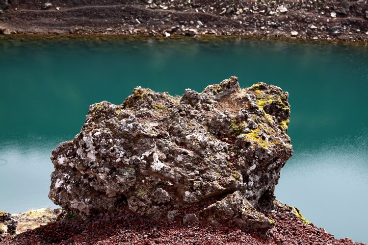 Rocher surplombant le lac - Islande