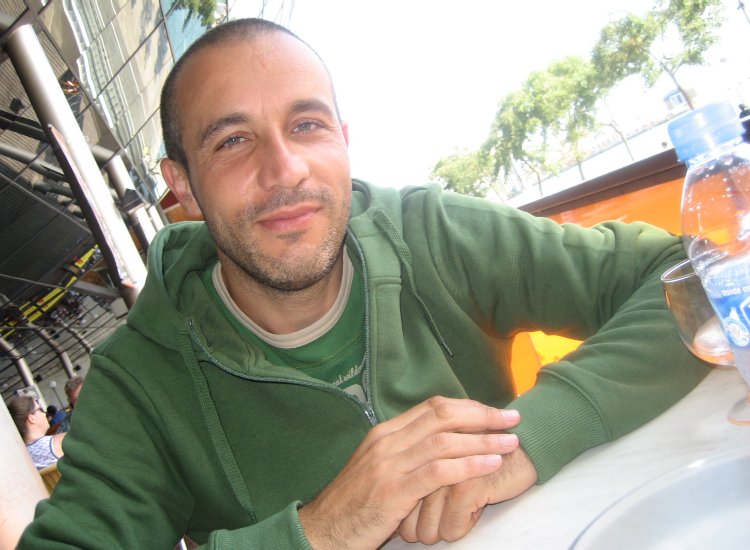 André Baechler, enseignant Reiki sur une terrasse à Barcelone