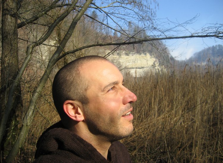 André Baechler, enseignant Reiki en balade au bord du lac de Pérolles