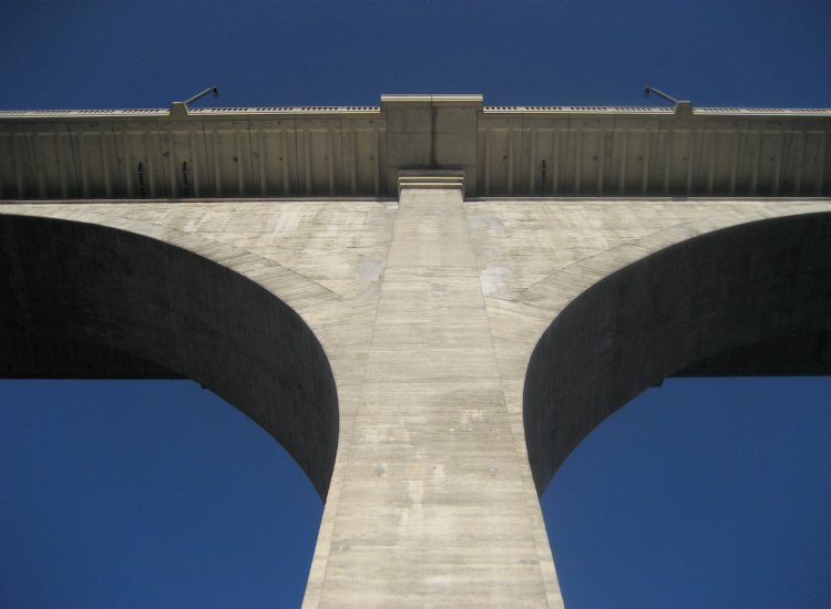 Reiki - Le pont de Pérolles vu de la base d'un pilier